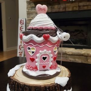 Cupcake Gingerbread House-NWT